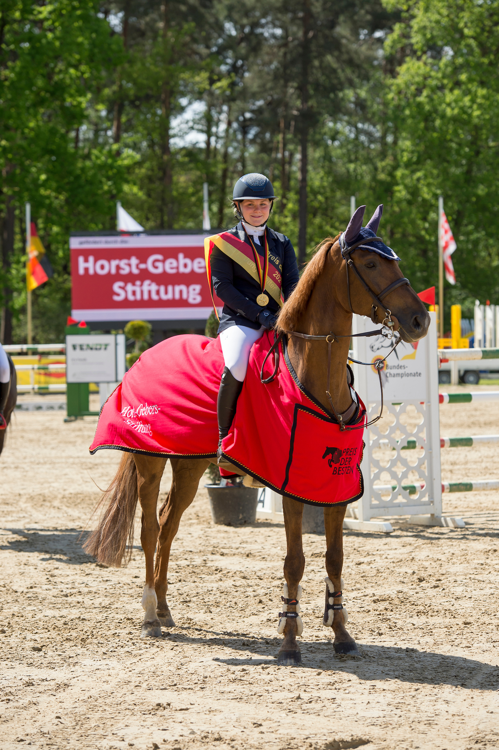 Maren Hoffmann auf ihrer Stute Goldquelle bei der Siegerehrung | © FN/Equitaris