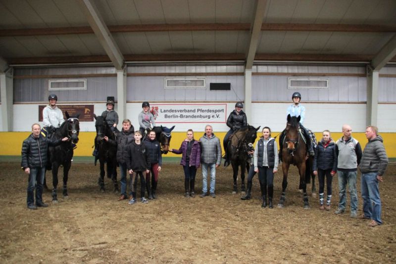 (mitte) Vanessa Müller und Thomas Stiller umsäumt von den Teilnehmern, weitere Personen (von rechts) Trainer Steffen Krehl, Betriebsinhaber Münchehofe Carsten Börner, Landestrainer Bernd Peters und LPBB-Geschäftsführer Peter Fröhlich